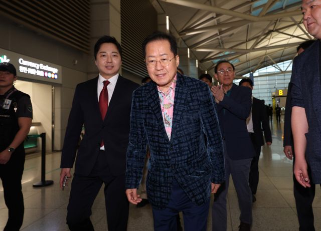 홍준표 전 대구시장이 김문수 후보의 국민의힘 대선 후보 지위 회복에 대해 사필귀정이라고 밝혔다. 사진은 지난 10일 오후 홍 전 시장이 인천공항에서 미국으로 출국하는 모습. /사진=뉴시스