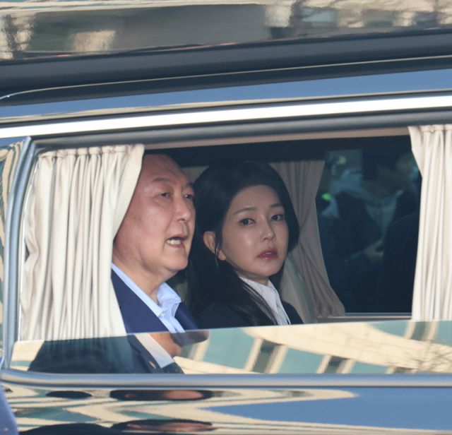 윤석열 전 대통령과 김건희 여사가 헌법재판소 파면 결정 후 일주일 만인 지난달 11일 오후 서울 용산구 한남동 대통령 관저를 떠나고 있다. /사진=뉴시스