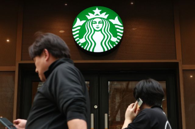 스타벅스가 매장 운영시간을 점진적으로 늘려 밤 10시까지로 확대할 방침이다. 사진은 서울 시내 한 스타벅스 매장 모습. /사진=뉴시스