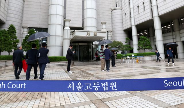 내란 혐의로 재판을 받고 있는 윤석열 전 대통령이 12일 열리는 재판 출석 과정에서 포토라인을 통과할 전망이다. 사진은 지난 9일 윤 전 대통령이 12일 열리는 재판 출석시 통과하게 될 서울 서초구 서울법원종합총사 서관 인근의 모습. /사진=뉴스1 