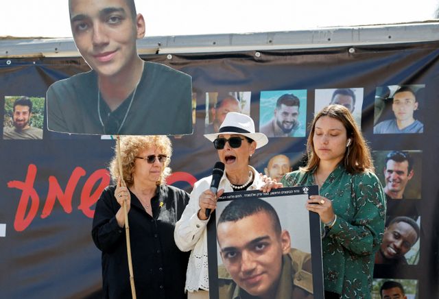 팔레스타인 무장정파 하마스가 가자지구 정전 협정 타결을 위해 미국계 이스라엘 인질 에단 알렉산더를 석방하겠다고 알렸다. 사진은 알렉산더의 할머니(가운데)가 지난달 20일 이스라엘 남부 지역에서 연설하는 모습. /사진=로이터