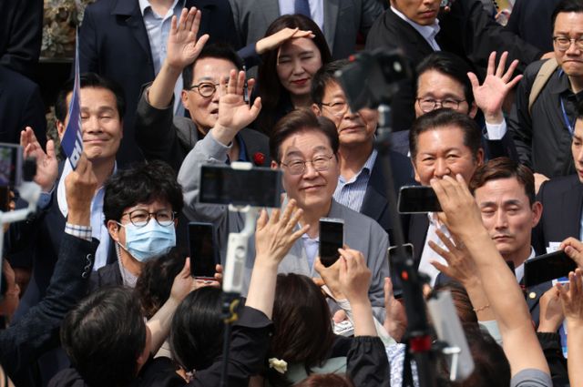 민심을 청취하는 '경청 투어'에 나선 이재명 더불어민주당 대선후보가 11일 전남 영암군 독천터미널 인근에서 군민들과 인사를 나누고 있다. /사진=뉴시스