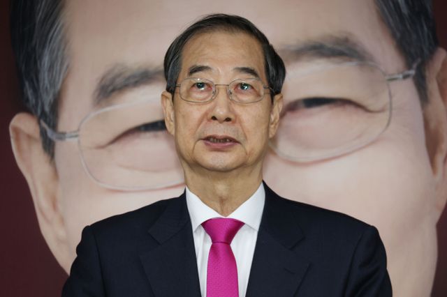 국민의힘 대선후보로 등록했던 한덕수 전 국무총리가 11일 오전 서울 여의도 캠프 사무실에서 기자회견을 열고 국민의힘 대통령 후보 변경을 위한 당원 투표가 부결된 것과 관련해 승복한다는 입장을 전했다. /사진=뉴스1