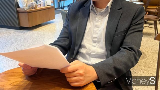 이상혁씨(가명·33)는 결혼을 앞두고 경제적 부담을 느끼고 있다. 사진은 결혼 준비 관련 서류를 살펴보는 이씨. /사진=김동욱 기자