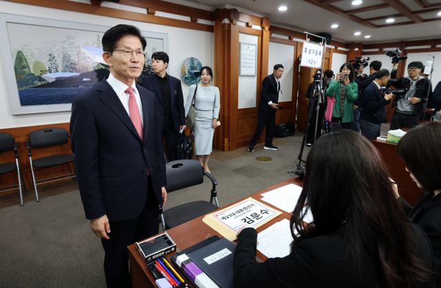 김문수 국민의힘 대통령 후보가 11일 오전 경기 과천 중앙선거관리위원회에서 제21대 대통령 선거 후보자 등록을 하고 있다. /사진=뉴스1