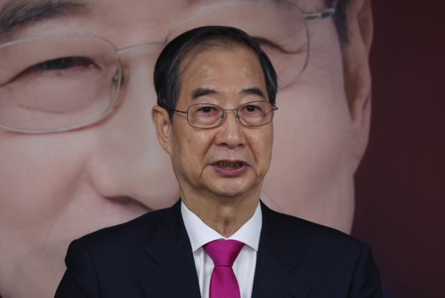 한덕수 전 국무총리가 11일 서울 여의도 대선 캠프 사무실에서 기자회견을 하고 있다. /사진=뉴시스