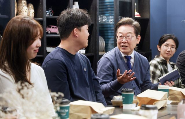 이재명 더불어민주당 대통령 후보가 "돈 버는 것은 자본주의적이며 시장주의이고, 모두를 위한 것은 불순한 것처럼 여기는 것을 진짜 버려야 한다"고 강조했다. 사진은 이재명 더불어민주당 대통령 후보가 12일 경기 성남시 분당구(판교) 한 오피스텔에서 'K-혁신' 브라운백미팅에 참여해 판교 IT개발자 2030 직장인들과 간담회를 갖고 있는 모습. /사진=뉴스1