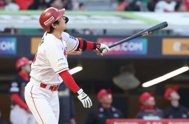 SSG랜더스 최정이 홈에서 열리는 주중 3연전에서 통산 500홈런에 도전한다. 사진은 2025시즌 SSG랜더스에서 활약한 최정의 모습. /사진=뉴시스