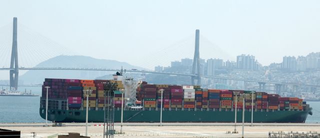 부산항에 입항하던 외국적 컨테이너선에서 대량의 마약이 발견돼 부산본부세관이 수사중이다. 사진은 코카인이 발견된 것으로 추정되는 컨테이너선이 12일 부산 북항 한 부두에 정박중인 모습. /사진=뉴시스