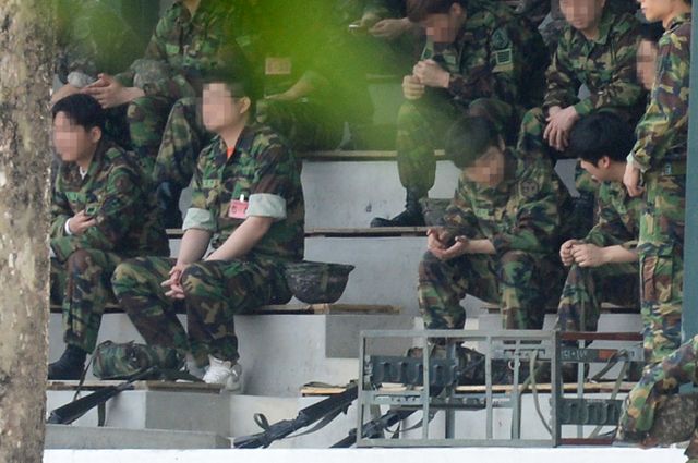 2015년 5월13일 오전 10시46분쯤 서울 내곡동에 위치한 동원예비군 훈련장에서 총성과 함께 비명이 울려 퍼졌다. 사진은 2015년 5월14일 서울 내곡동 예비군 훈련장 총기사고 발생 이틀째 육군 예비군훈련장에서 예비군들이 휴식을 취하고 있는 모습./사진=뉴스1