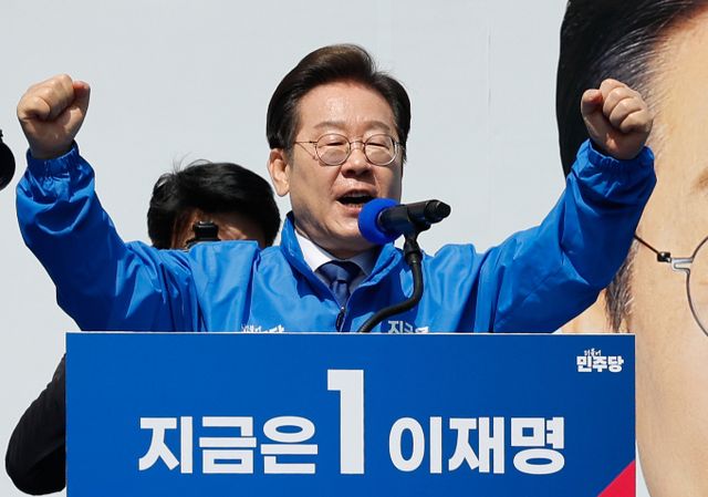 이재명 더불어민주당 대선후보가 12일 10대 정책 및 공약을 내걸었다. 사진은 이날 오전 서울 광화문 광장에서 열린 중앙선거대책위원회 출정식에서 연설을 하는 모습. /사진=뉴시스