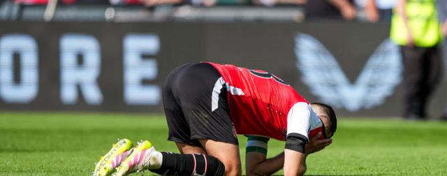 페예노르트가 PSV에인트호벤에게 역전패를 당하며 유럽축구연맹 챔피언스리그 진출에 실패했다. 사진은 지난 11일(한국시각) 네덜란드 로테르담 페예노르트 스타디움에서 열린 PSV에인트호벤과 페예노르트의 2024-25시즌 에레디비시 32라운드 경기에서 역전패를 당한 후 좌절한 선수단의 모습. /사진=페예노르트 공식 홈페이지 캡처