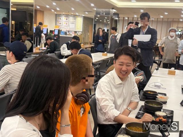 이준석 개혁신당 대선 후보가 12일 연세대학교 학생식당에서 '학식먹자 연대편'을 이어갔다. /사진=김서연 기자 