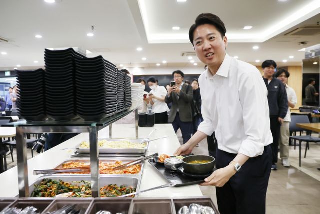 이준석 개혁신당 대통령 후보가 12일 오전 서울 서대문구 연세로 연세대학교에서 본격적인 선거 유세 활동에 나서며 학생들과 만나 점심 식사를 위해 학생식당을 이용하고 있다. /사진=뉴스1