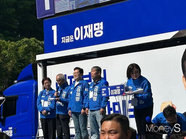 더불어민주당이 6·3 대통령 선거 공식 선거운동 첫날, 서울 중구 광화문 청계광장에서 이대명 대통령 후보의 대선 출정식을 열고 본격적인 선거전에 나섰다. 사진은 제21대 대통령선거 공식 선거운동이 시작된 12일 오전 서울 종로구 청계광장에서 열린 중앙선거대책위원회 출정식에서 선대위 관계자들이 인사하는 모습. /사진=김성아 기자