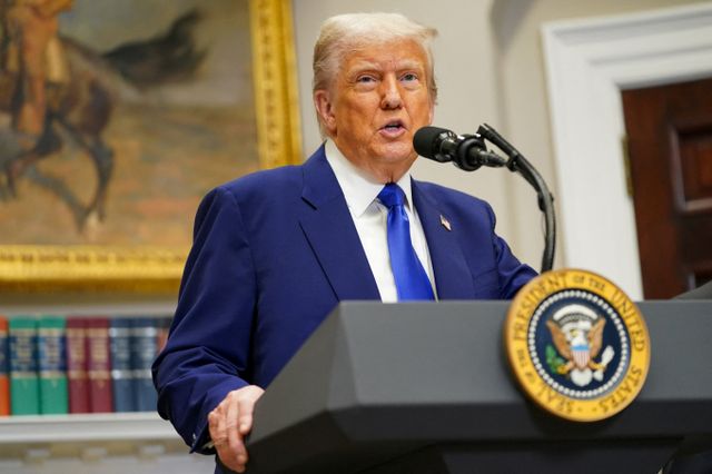 도널드 트럼프 미국 대통령이 미·중 첫 무역 협상 발표 이후 이번주 주말 시진핑 중국 국가주석과 전화 통화할 수 있다고 밝혔다. 사진은 트럼프 대통령이 지난 12일(현지시각) 미국 워싱턴D.C 백악관 루즈벨트룸에서 기자회견 중인 모습. /사진=로이터