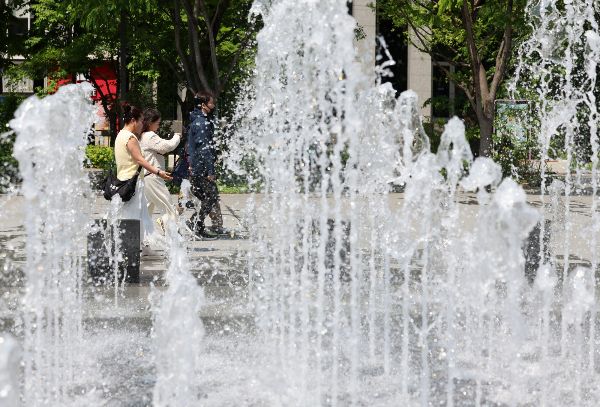 오는 13일은 낮 최고기온이 29도까지 오르는 등 일교차가 크겠다. 사진은 서울의 낮기온이 24도까지 오르며 초여름 날씨를 보인 12일 서울 종로구 광화문광장을 찾은 관광객들이 바닥분수를 보며 걸어가고 있는 모습. /사진=뉴시스