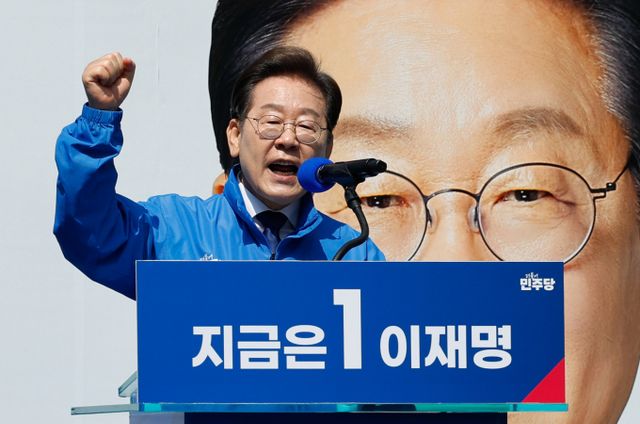 이재명 더불어민주당 대선후보가 제21대 대통령선거 공식 선거운동이 시작된 12일 오전 서울 종로구 광화문광장에서 열린 중앙선거대책위원회 출정식에서 연설을 마친 뒤 두 손을 들어 시민들에게 인사하고 있다. / 사진=뉴시스 조성우 기자 /사진=조성우