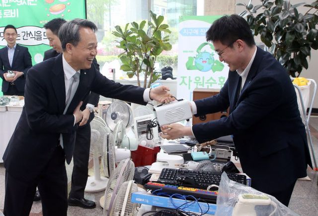 진옥동(왼쪽) 신한금융 회장이 '자원순환 DAY' 기간 중 오랜 기간 사용해 오던 LP플레이어와 오디오, 전기히터 등을 기부하고 있다./사진=신한금융지주