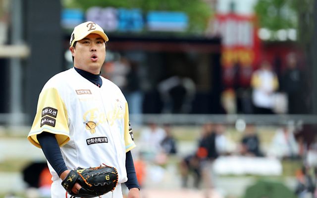 한화 이글스가 안방에서 구단 역사상 최다 연승에 도전한다. 사진은 2025시즌 한화 이글스에서 활약 중인 류현진의 모습. /사진=뉴스1