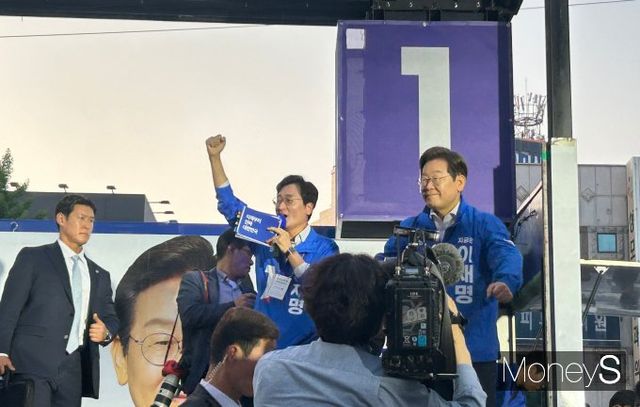 이 후보는 '흑묘백묘론'을 주장하며 국민 통합 메시지도 재차 강조했다. 사진은 이 후보가 제21대 대통령선거 공식 선거운동이 시작된 12일 대전 중구 으능정이거리 스카이로드에서 열린 유세에서 연설을 하는 모습. /사진=김성아 기자