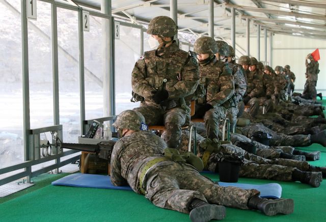 2015년 5월13일 오전 10시46분쯤 서울 내곡동에 위치한 동원예비군 훈련장에서 총성과 함께 비명이 울려 퍼졌다. 사진은 2023년 3월2일 경북 경산시 예비군훈련장에서 예비군들이 실탄 사격훈련을 하고 있는 모습. /사진=뉴스1