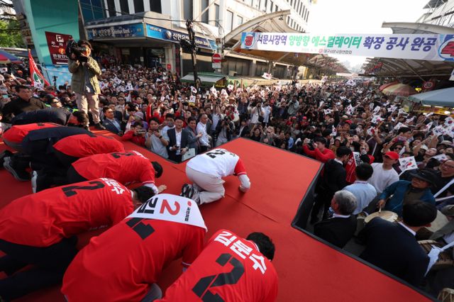 김문수 국민의힘 후보가 12일 오후 대구 서문시장 유세를 진행했다. 사진은 국민의힘 의원들과 함께 큰절을 하는 김 후보. /사진=뉴시스