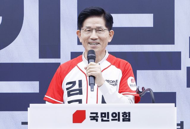 김문수 국민의힘 대통령 후보가 12일 오전 서울 여의도 중앙당사에서 열린 중앙선대위 임명장 수여식에서 인사말을 하고 있다. / 사진=공동취재 