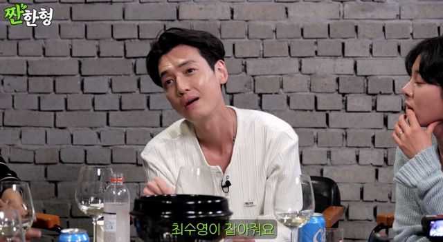 배우 정경호가 공개 연애 중인 최수영에 대해 연기자인 자신을 잡아주는 고마운 존재라고 애정을 드러냈다. /사진='짠한형 신동엽' 유튜브 캡처