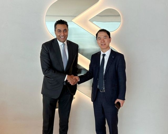 신학기 Sh수협은행장(오른쪽)이 스탠다드차타드은행 UK본부 사이프말릭(Saif Malik) 대표를 예방해 기념촬영을 하고 있다. /사진=Sh수협은행 제공