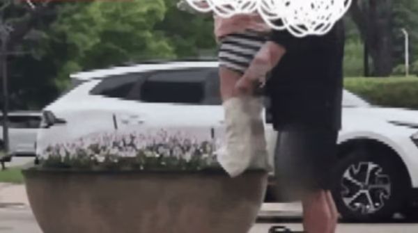 아이를 화단 위에 올린 후 소변을 누게 한 남성이 누리꾼들로부터 뭇매를 맞고 있다. 사진은 경북 경주 한 호텔 앞 화단에서 아이에게 소변을 보게 하는 남성의 모습. /사진=JTBC '사건반장' 캡처