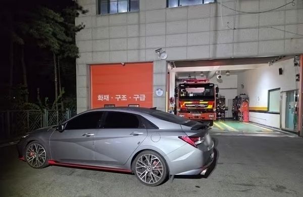 119안전센터를 가로막고 수 시간 동안 사라진 운전자가 음주운전을 시인했다. 사진은 119안전센터를 가로막은 차 모습. /사진=뉴스1(김포경찰서 제공)