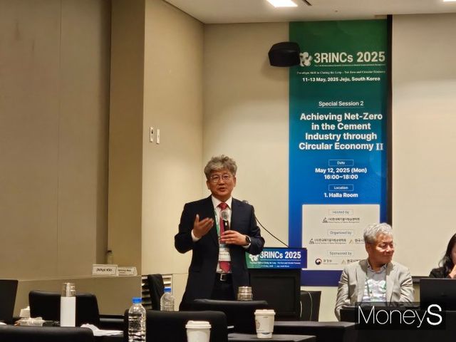 김석완 한국폐기물자원순환학회 회장이 12일 제주 신화월드에서 개최된 '3RINCs 2025' 국제학술대회에서 인삿말을 하고 있다. /사진=최유빈