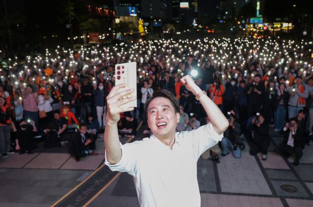 이준석 개혁신당 대선후보가 12일 서울 중구 청계광장에서 열린 집중유세에서 휴대전화 불빛을 켠 지지자들과 함께 셀카를 찍고 있다. /사진=공동취재 