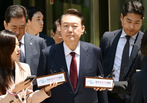 윤석열 전 대통령이 비상계엄 당시 총을 쏴서라도 국회에 진입하라고 지시했다는 증언이 나왔다. 사진은 내란 우두머리 혐의 등으로 기소된 윤 전 대통령이 12일 열린 3차 공판을 마치고 법원을 나선 모습. /사진=뉴스1