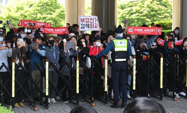 윤석열 전 대통령 지지자들이 윤 전 대통령을 보기 위해 서울중앙지방법원에 모여들었다. 사진은 윤석열 전 대통령이 12일 오전 서울 서초구 중앙지방법원에서 열린 내란 우두머리 혐의, 직권남용 권리행사방해 혐의 사건 3차 공판에 출석한 가운데 지지자들이 윤석열을 연호하고 있는 모습. /사진=뉴스1(공동취재단)