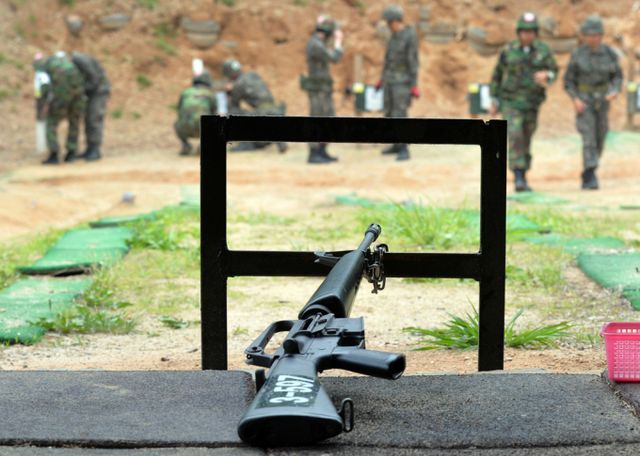 2015년 5월13일 오전 10시46분쯤 서울 내곡동에 위치한 동원예비군 훈련장에서 총성과 함께 비명이 울려 퍼졌다. 사진은 2015년 5월14일 서울 내곡동 예비군 훈련장 총기사고 발생 이틀째 육군 한 예비군훈련장에서 예비군들이 영점사격 훈련을 하고 있는 모습. /사진=뉴스1