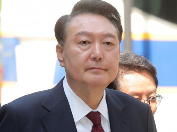 윤석열 전 대통령이 내란 우두머리 혐의 공판에 지상으로 출석하며 처음으로 일반에 모습을 드러냈다. 사진은 내란 우두머리 혐의로 재판에 넘겨진 윤석열 전 대통령이 12일 오전 서울 서초구 서울중앙지법에서 열린 세 번째 공판에 출석하고 있는 모습. /사진=뉴시스(공동취재단)