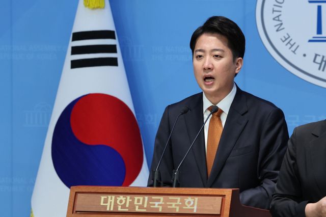 제21대 대통령선거 공식 선거운동 첫날인 12일 오전 이준석 개혁신당 대선 후보가 서울 여의도 국회 소통관에서 열린 선거 구상 발표 기자회견에서 발언하고 있다. / 사진=뉴시스 권창회 기자 