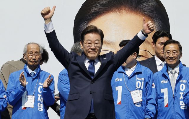 이재명 더불어민주당 대선 후보의 위증교사 사건 항소심 공판이 대선 이후로 연기되면서 이로써 공직선거법 위반 파기환송심, 대장동 개발 특혜 의혹 등 이 후보가 연루된 주요 형사재판 일정이 모두 다음달 3일 대선 이후로 조정됐다. 사진은 이재명 더불어민주당 대통령 후보가 12일 오전 서울 중구 청계광장에서 '빛의 혁명' 광화문 유세 시작을 알리는 모습. /사진=뉴스1