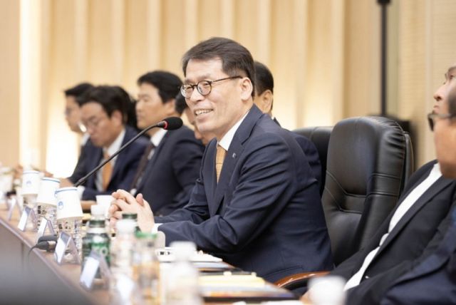 김성태 기업은행장이 23일 안양과천상공회의소에서 열린 중소기업 현장 간담회에 참석해 중소기업 대표들과 대화하고 있다. /사진=기업은행 