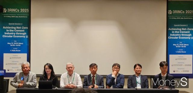 12일 제주 신화월드에서 열린 '3RINCs 2025 국제학술대회'에서 이창기 한국시멘트협회 부회장(왼쪽 첫번째)과 참가자들이 질의응답에 답하고 있다./사진=최유빈 기자