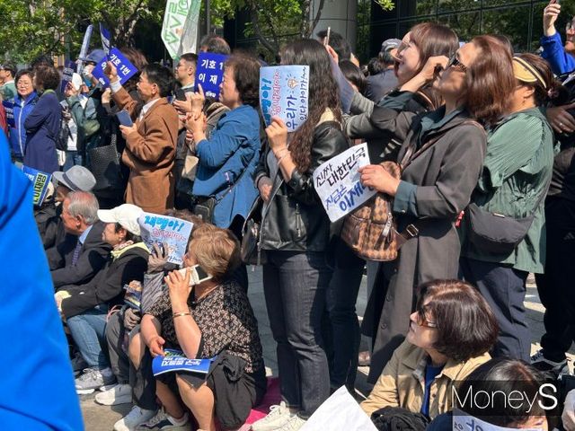 민주당은 이번 대선을 '민주공화국 수호'를 위한 싸움으로 규정하고 국민의힘을 향한 공세도 이어갔다. 사진은 12일 전 서울 종로구 청계광장에서 열린 중앙선거대책위원회 출정식에 시민들이 모인 모습. /사진=김성아 기자