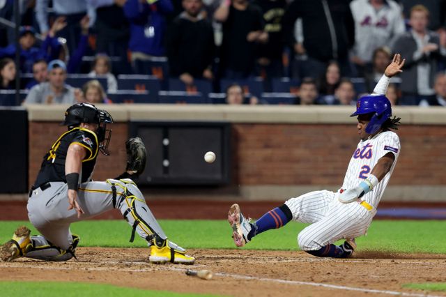 배지환의 소속팀 피츠버그 파이리츠가 뉴욕 메츠에게 3-2로 패했다. 사진은 12일(한국시각) 미국 뉴욕주 뉴욕 시티필드에서 열린 피츠버그 파이리츠와 뉴욕 메츠에서 세번째 득점에 성공한 메츠의 모습. /사진=로이터