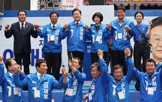 이 후보는 13일 진행된 선거 유세에서 '탈진영·탈이념'을 강조하며 통합 메시지도 거듭 전달했다. 사진은 이 후보가 13일 대구 동성로 거리에서 당원들과 함께 기념 촬영을 하는 모습. /사진=공동취재