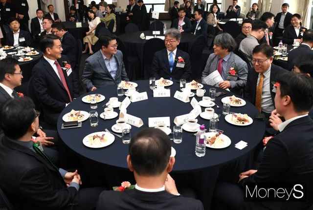 13일 머니S가 서울 중구 한국프레스센터 20층 프레스클럽에서 '2025 대한민국 지속가능 금융 ESG 어워드'를 개최했다. 심사위원과 수상자, 시상자가 대화를 나누고 있다./사진=장동규 기자