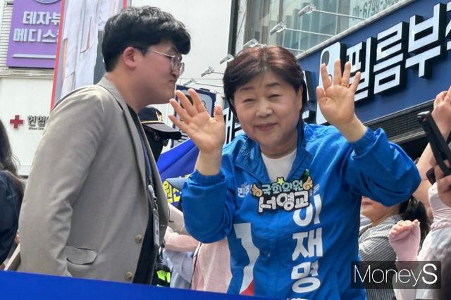 이 후보는 특정 정당의 독점적 지지가 만들어낸 지역 정치의 안일함에도 날을 세웠다. 사진은 서영교 더불어민주당 의원이 이날 열린 대구 유세 현장에서 지지자들과 눈맞춤 하는 모습. /사진=김성아 기자