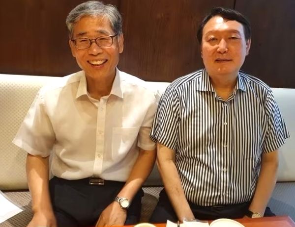 신평 변호사가 여전히 윤석열 전 대통령을 존중한다는 글을 남겼다. 사진은 2021년 7월 신평 변호사를 찾아 조언을 구하던 윤석열 당시 검찰총장의 모습. /사진=SNS 갈무리