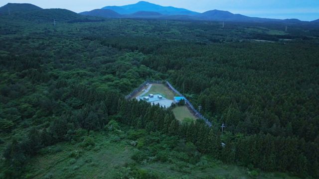 빽빽한 숲속 한가운데 위치한 제주삼다수 취수원. /사진=제주삼다수