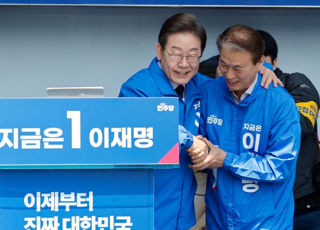 권오을 더불어민주당 중앙선거대책위원회 국민대통합위원장이 경북 구미를 찾아 "박정희 (전 대통령) 생가에서 조용히 여쭤봤더니 '대통령 각하, 육영수 여사님 이번에는 누구입니까' 물었더니 '이번은 이재명이다' 그렇게 말씀하셨다"고 말했다. 사진은 이재명 더불어민주당 대선 후보가 13일 경북 구미시 구미역 광장에서 열린 유세에서 권오을 국민대통합위원장과 인사를 나누는 모습. /사진=공동취재